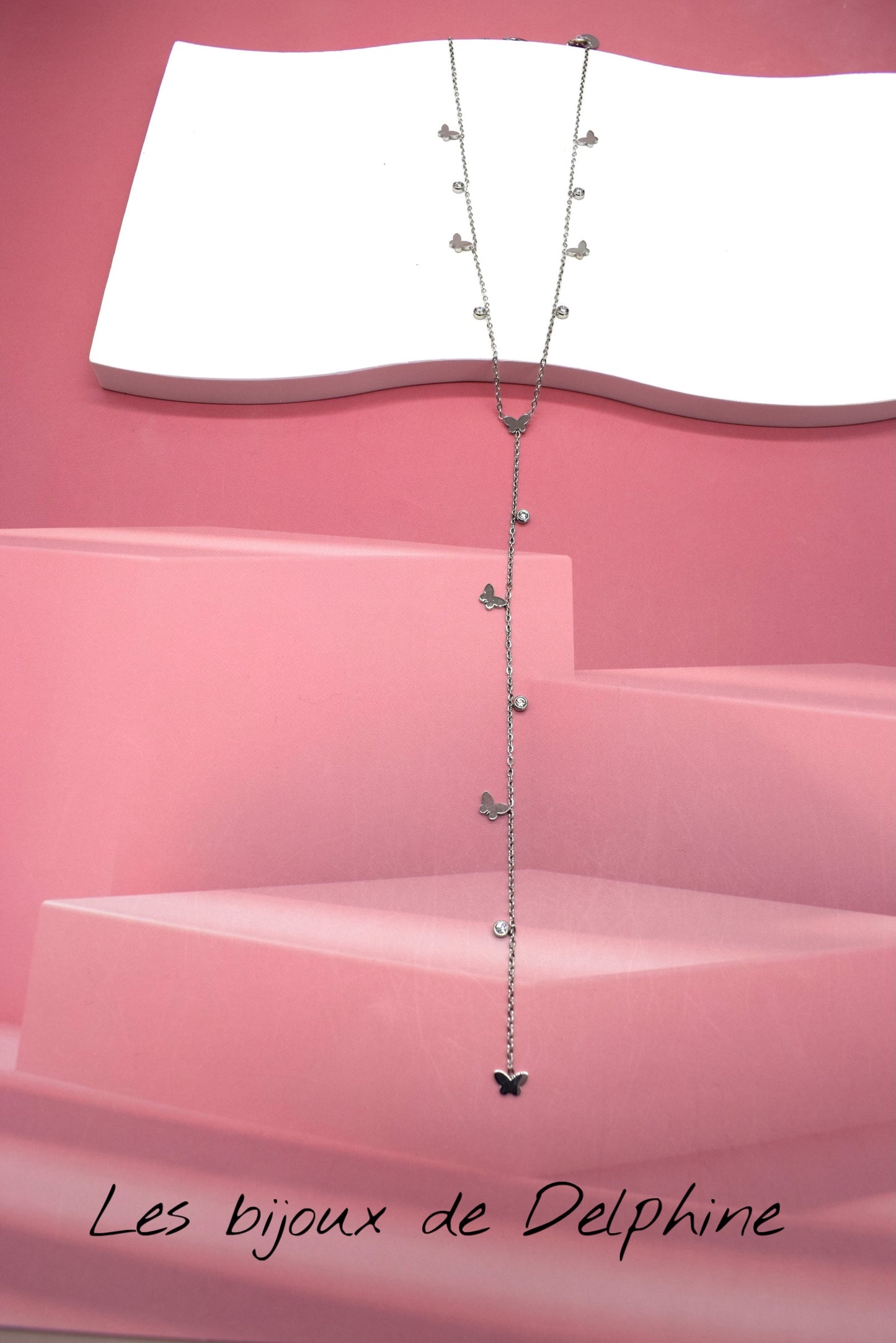 Collier Y garnis de ravissants papillons