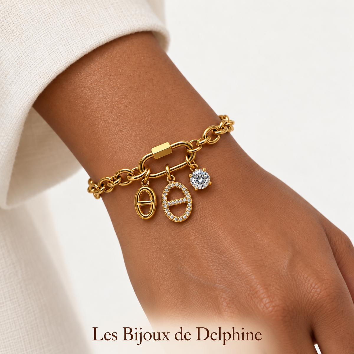 Bracelet doré à breloques porté au poignet