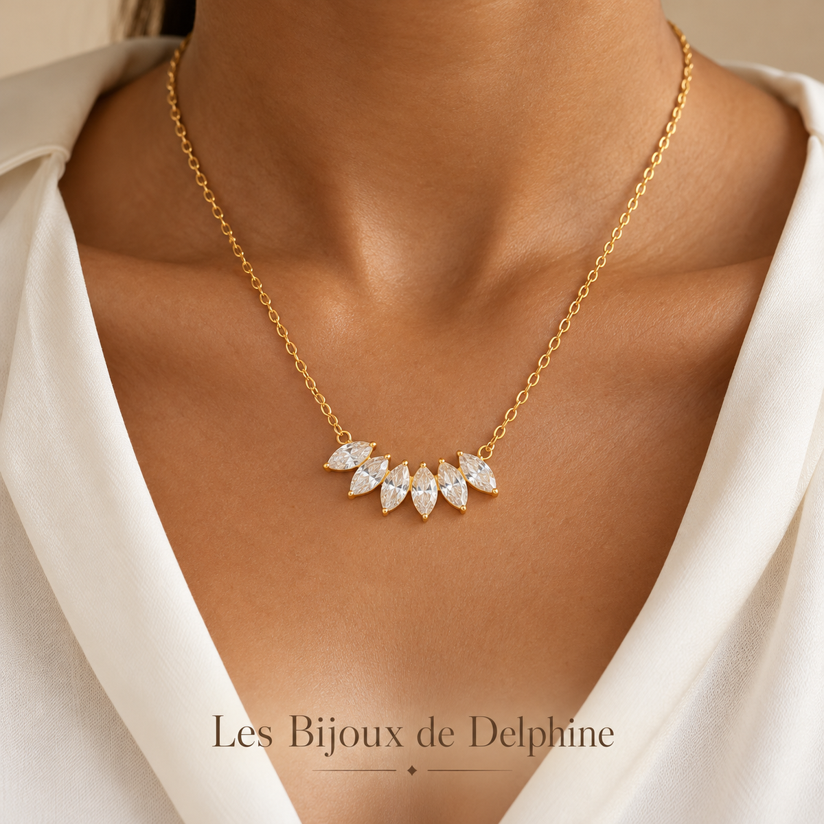 Collier six navettes doré porté – Les Bijoux de Delphine
