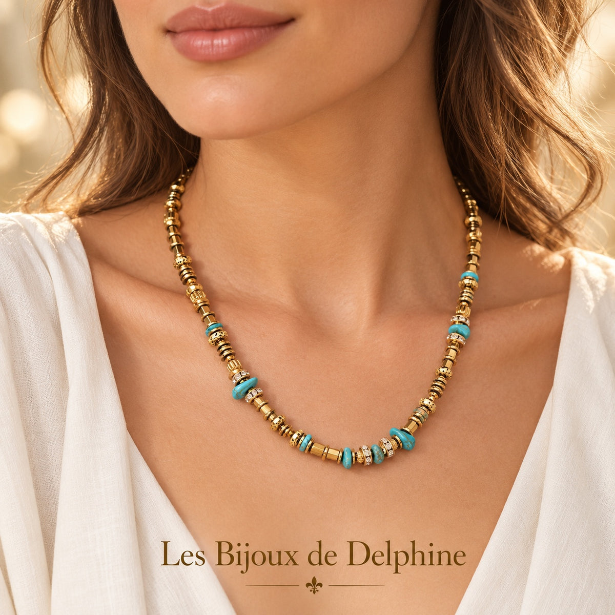 Collier perles et touches turquoise doré porté